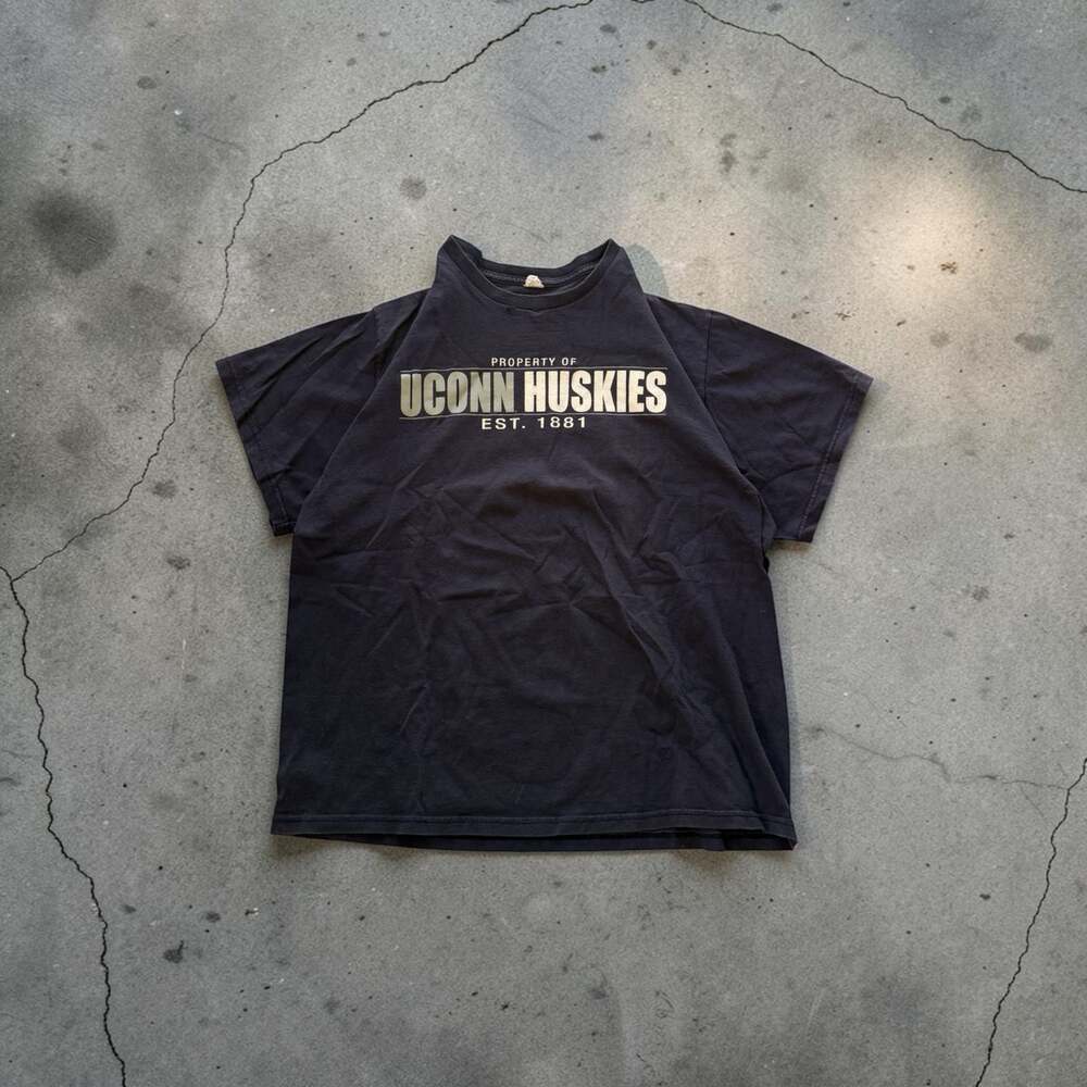 Vintage UConn Huskies Property Of Est. 1881 T-Shirt Size XL